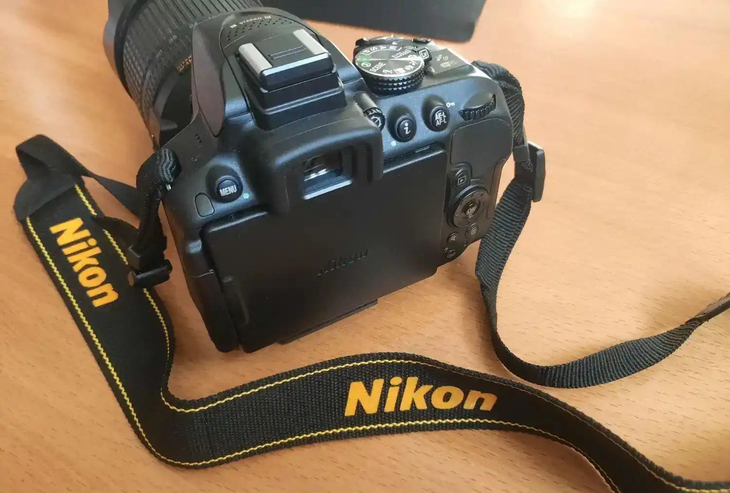 دوربین نیکون D5300 با لنز ۱۸ ۱۴۰ به همراه تجهیزات دست دو