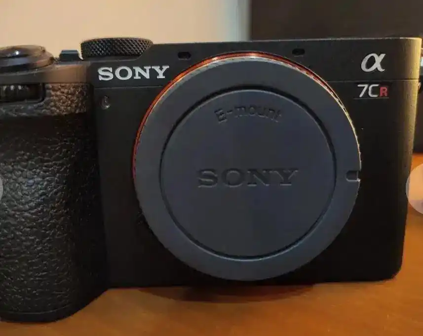 Sony alpha 7CR دست دو
