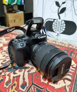 دوربین کنون Canon EOS 850D + لنز 18-55mm  مثل نو دست دوم