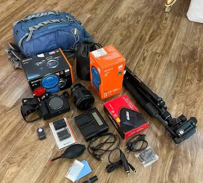 دوربین آلفا ۷ و لنز 105-24 Sony و تجهیزات دست دو