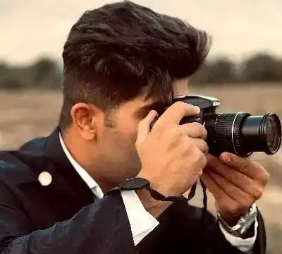 دوربین نیکن (D3300 Nikon) دست دو