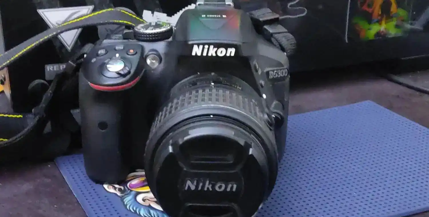 دوربین نیکون D5300-با لنز۵۵ـ۱۸/شات۷۰۰۰ دست دو