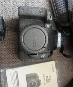 دوربین کنون ۷۵۰ d کلا ۳بار استفاده شده  نو نو دست دوم