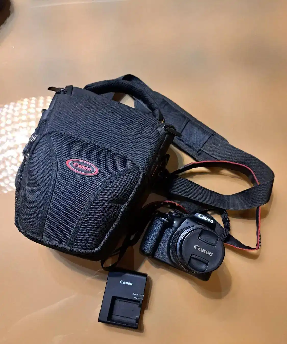 دوربین 1300d دست دو