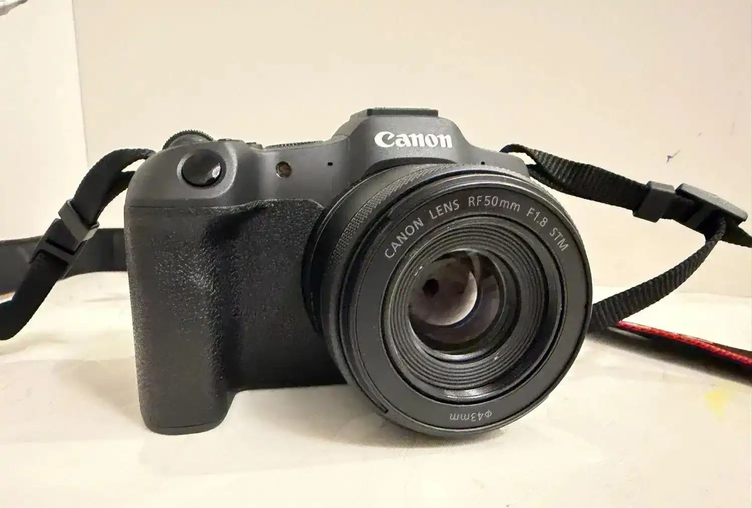 دوربین حرفه‌ای کنون R8 دست دو