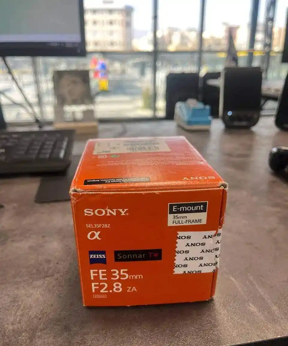 لنز سونی Sony Sonnar T* FE 35mm f/2.8 ZA دست دو