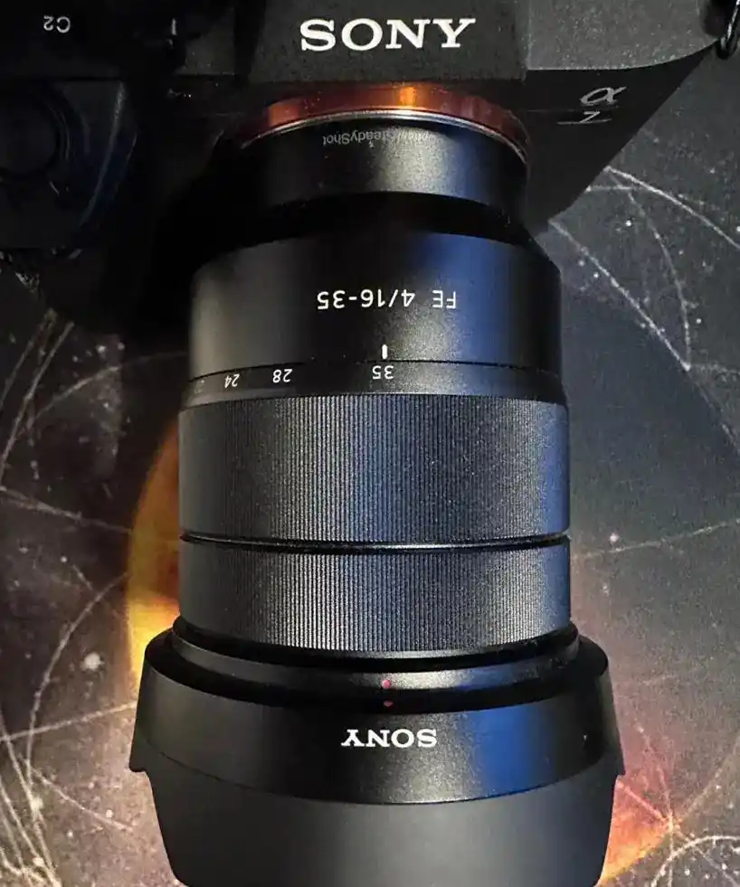 لنز سونی ۱۶-۳۵ f4 زایس در حد انباکس دست دو