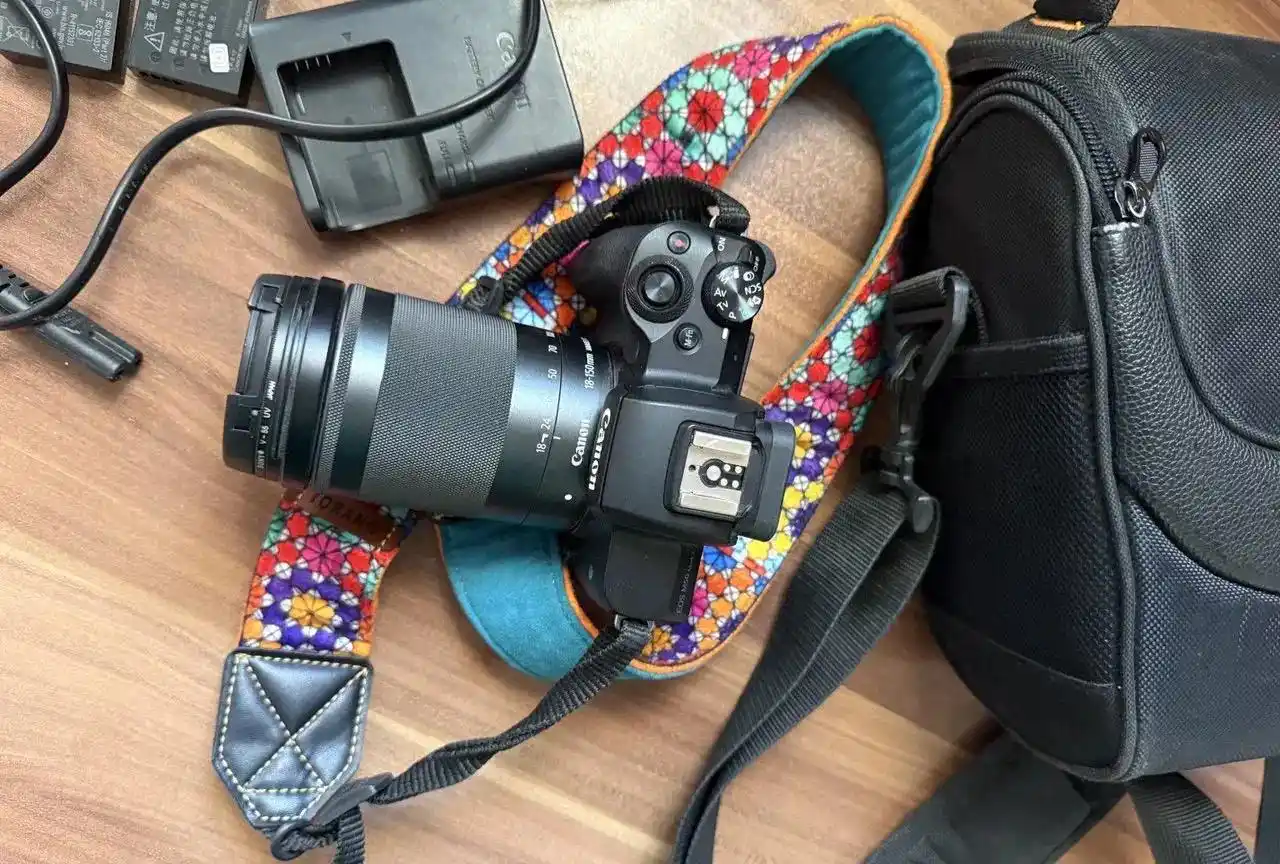 دوربین کنونM50 با لوازم جانبی دست دو