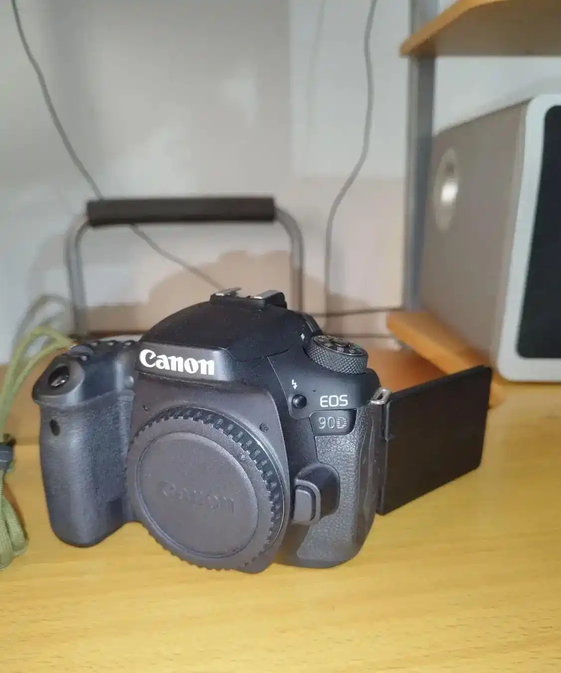 دوربین کنون 90d درحد دست دو