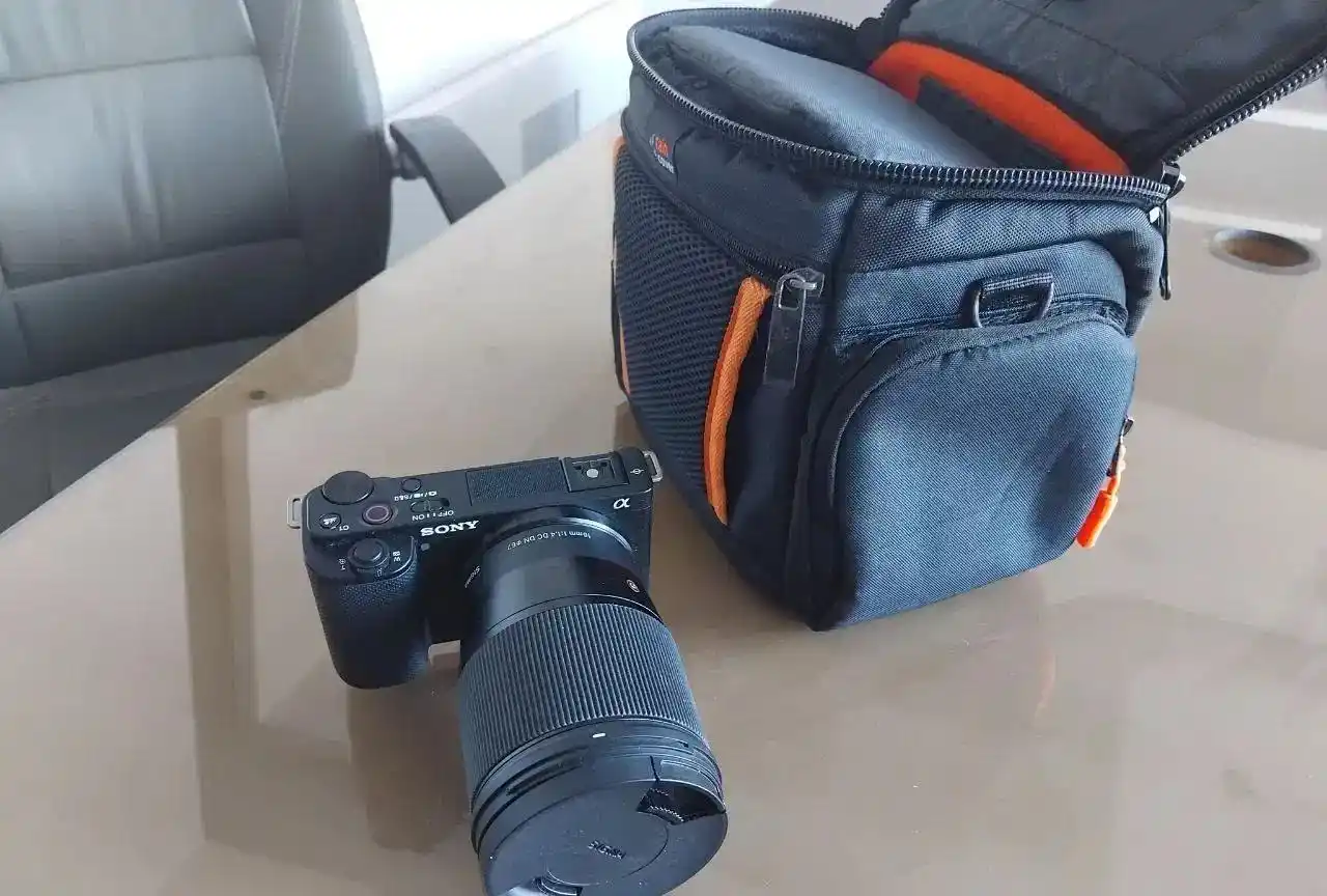 دوربین بدون آینه سونی مدل ZV-E10 دست دو