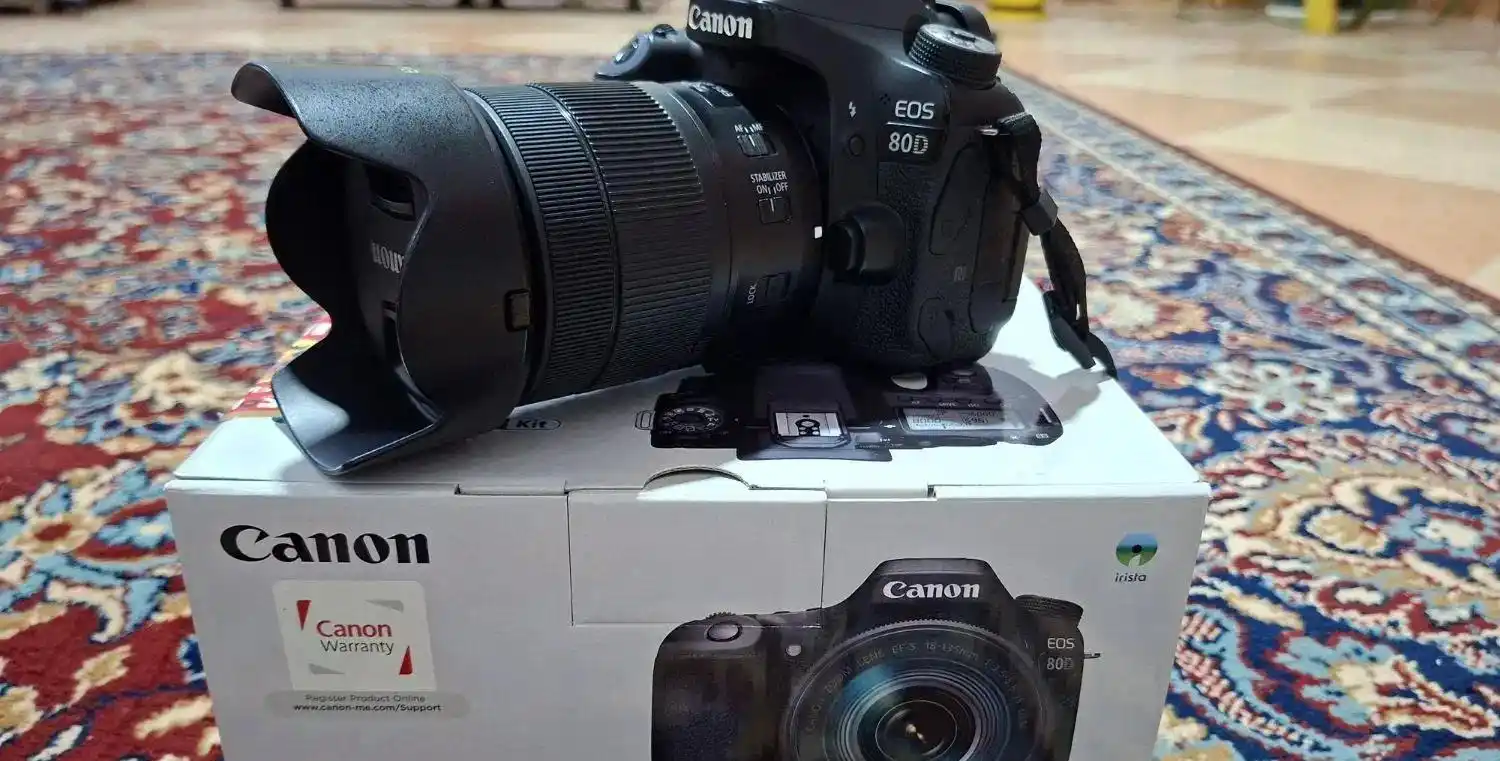 دوربین کنون 80D همراه با لنز 18  135 دست دو