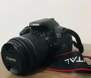 دوربین کنون ۷۰۰dدرحدنو کم شات فقط وکاملابی خط وخش دست دوم