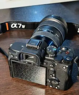 فروش دوربین سونی آلفا سون ۴ با لنز سیگما ۲۴.۷۰ دست دوم