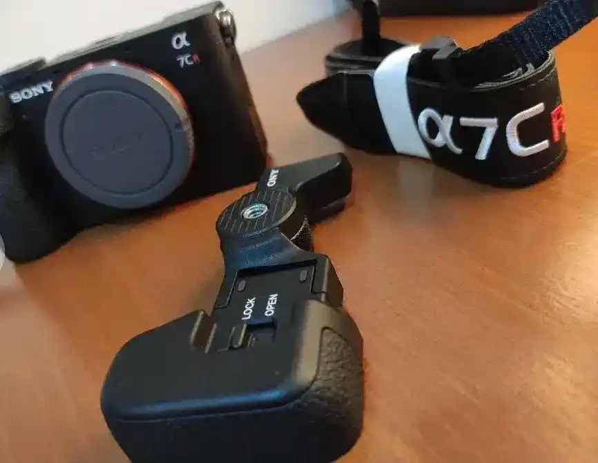 Sony alpha 7CR دست دو