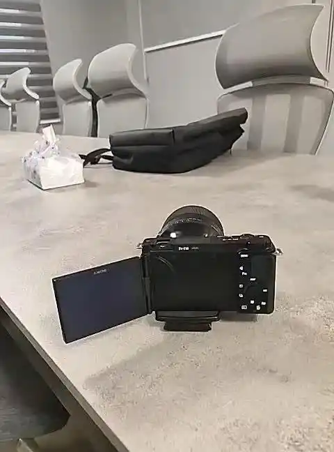 دوربین سونی آلفا ZV-E10 و لنز سیگما ۳۵m دست دو