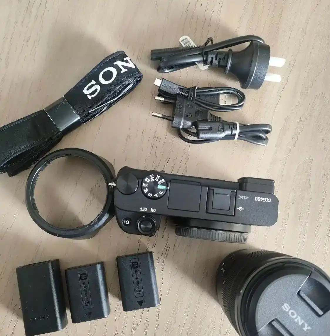 دوربین سونی a6400 + لنز 18-135 بسیار تمیز دست دو