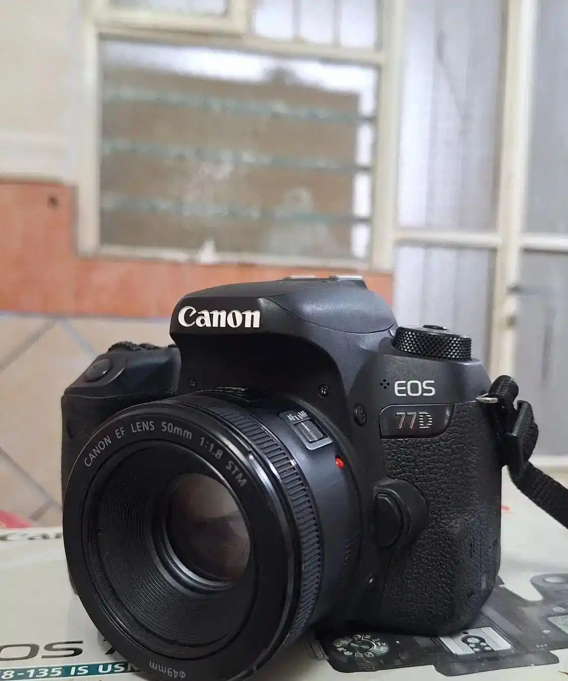 دوربین حرفه ای 77d کانن به همراه لنز پنجاه فیکس دست دو