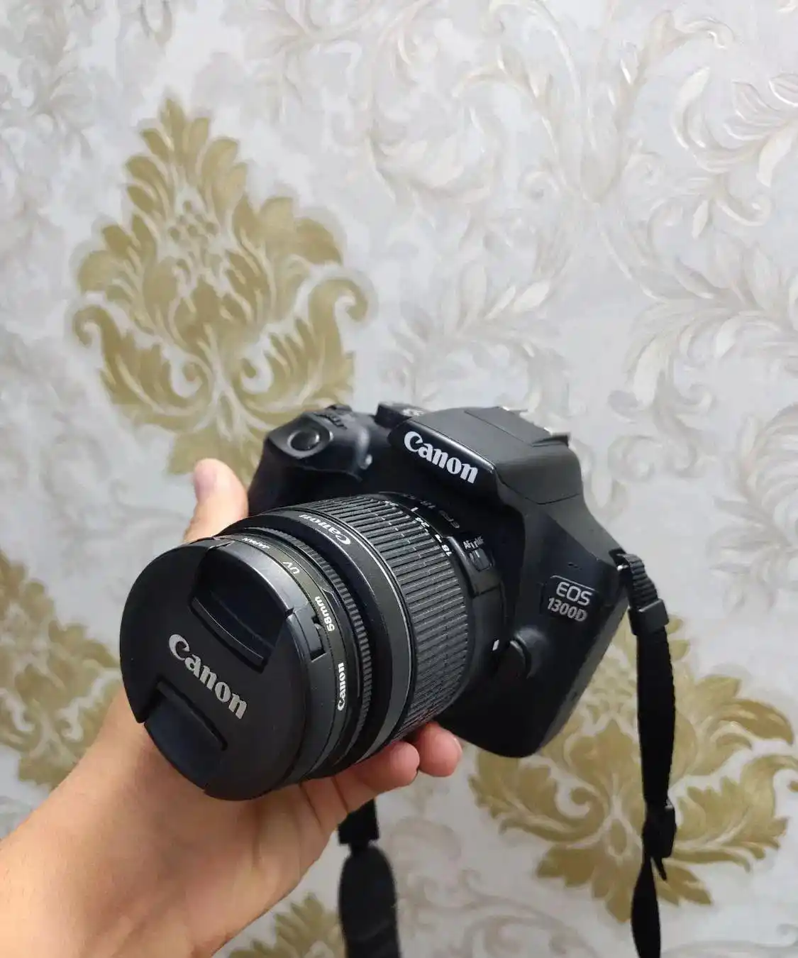 دوربین 1300D دست دو