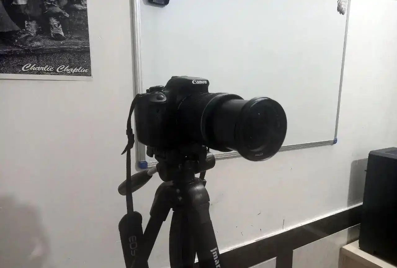 دوربین کانن EOS 700D لنز 18-135mm با وسایل دست دو