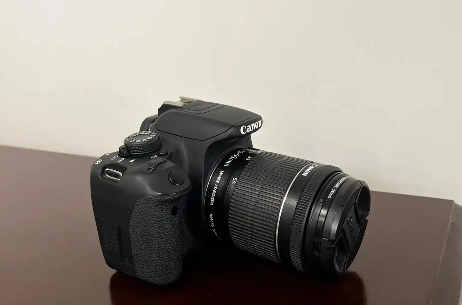 دوربین canon 700d  در حد نو زیر ۱۰۰۰ شات دست دو
