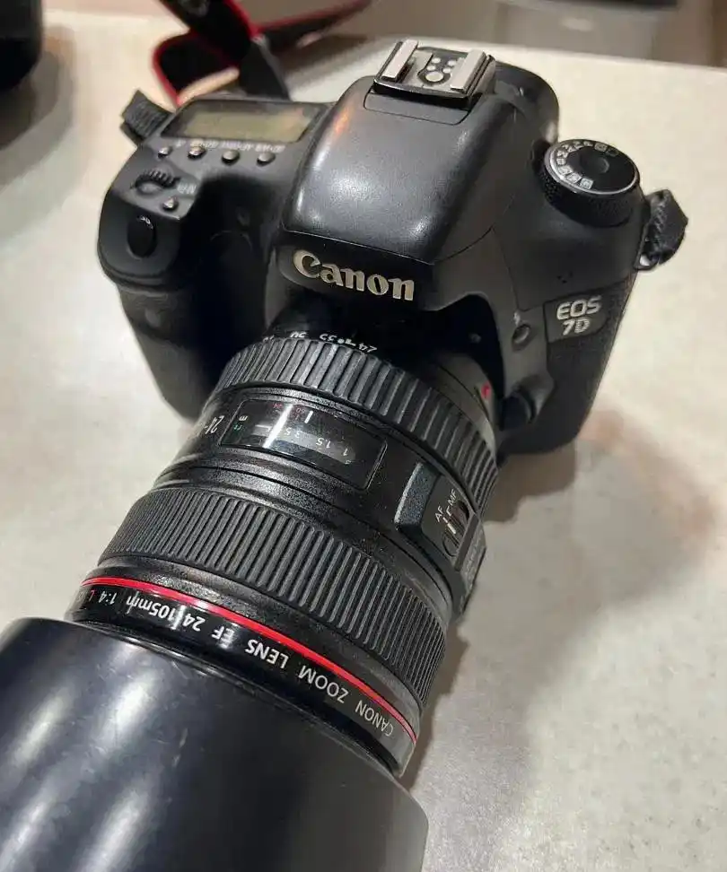 دوربین عکاسی کنن 7D به همراه لوازم جانبی دست دو