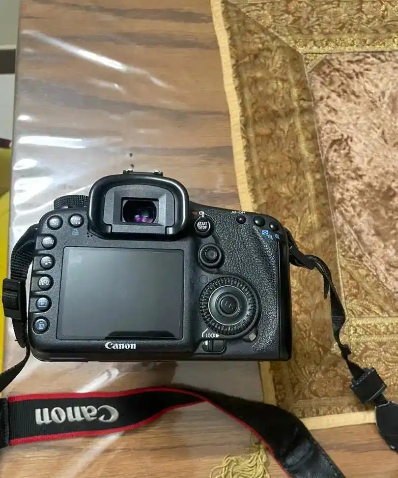 دوربین     canon7D دست دو