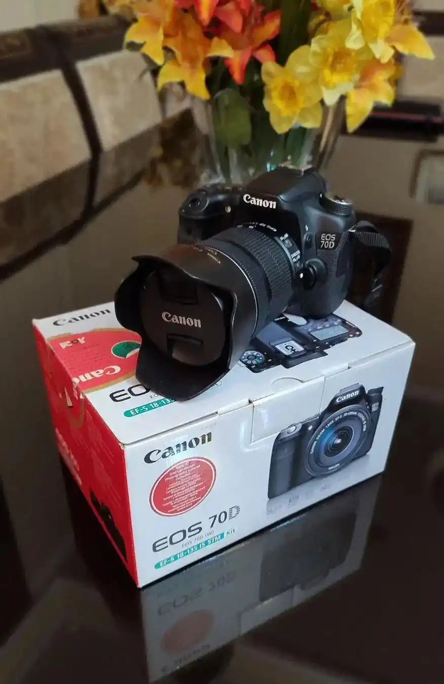 دوربین عکاسی حرفه ای Canon 70D و اقلام همراه دست دو