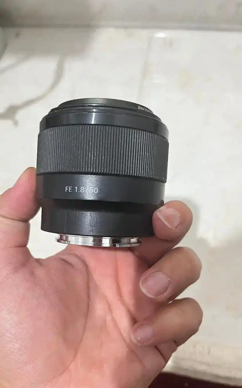لنز دوربین سونی مدل FE 50mm f/1.8 دست دو