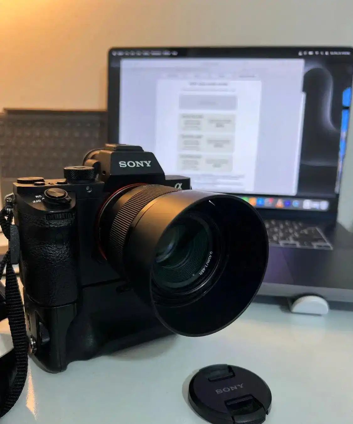 بدنه سونی R2 بهمراه گریپ و لنز سونی ۵۰ میلیمتری1/8 دست دو