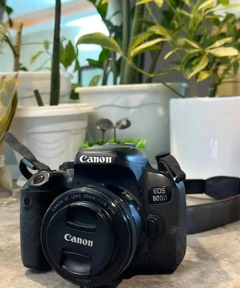 کنون 800D با لنزکیت۱۸/۵۵و۵۰فیکس/۲۴مگاپیکسل دست دو
