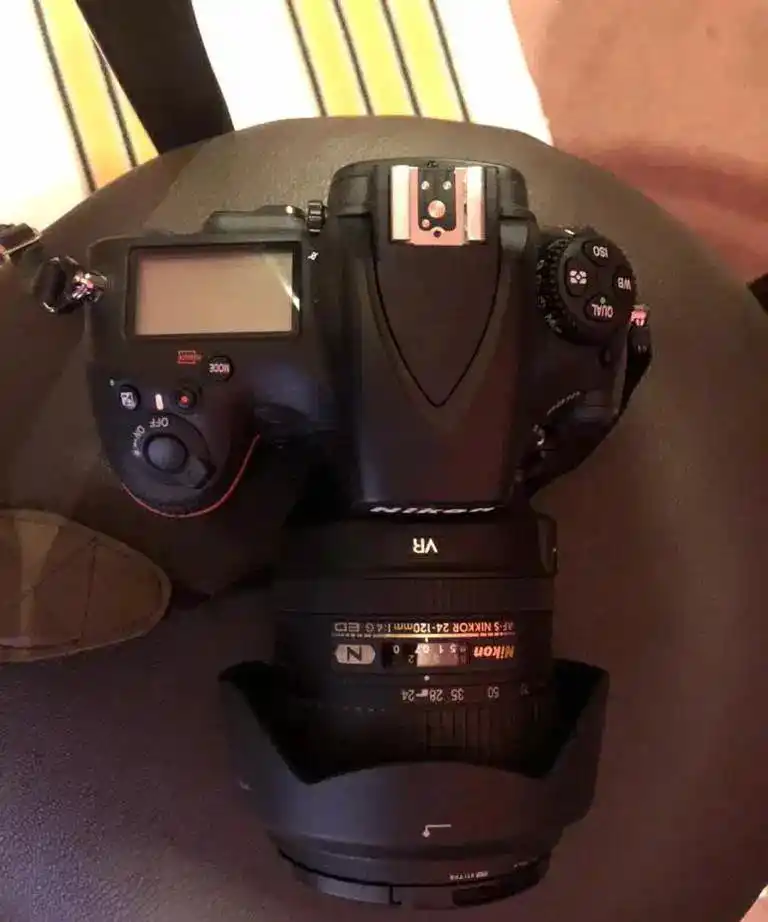 Nikon D810 Body  فقط ۳۰۰ شات در حد نو دست دو
