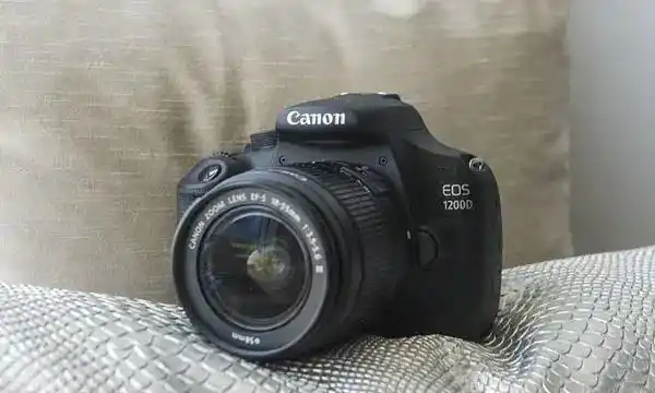 دوربین ۱۲۰۰d دست دو