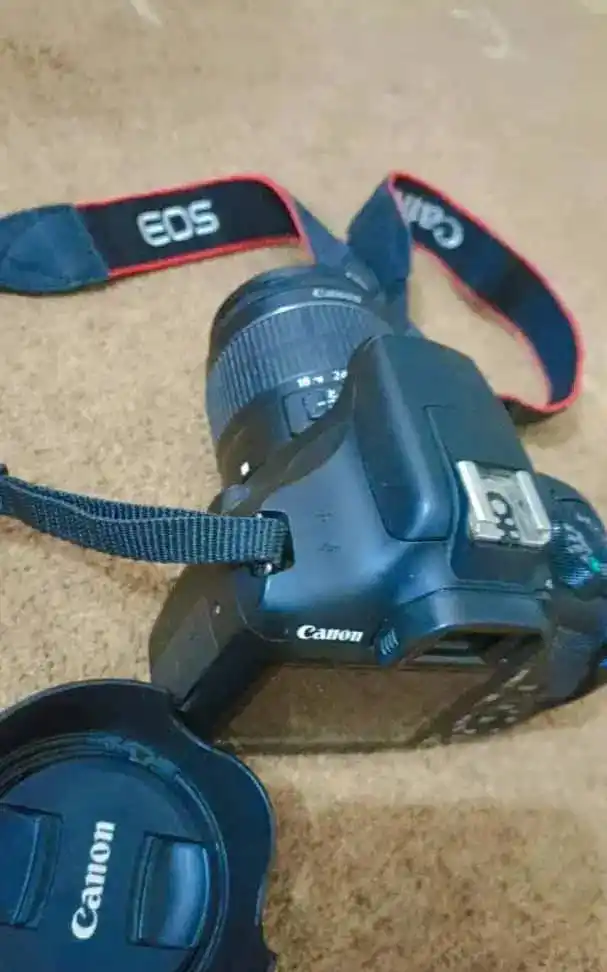 دوربین 1300Dکنون دست دو