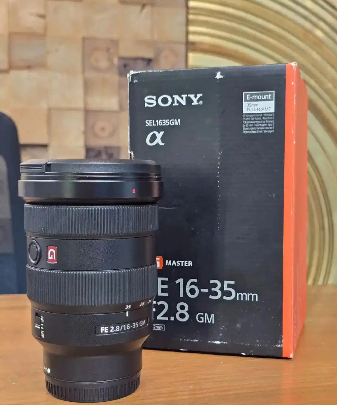 لنز سونی FE 16-35 F2.8 GM دست دو