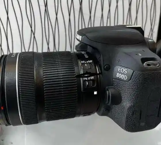 canon 800 D EOS lenz 18/135 IS دست دو