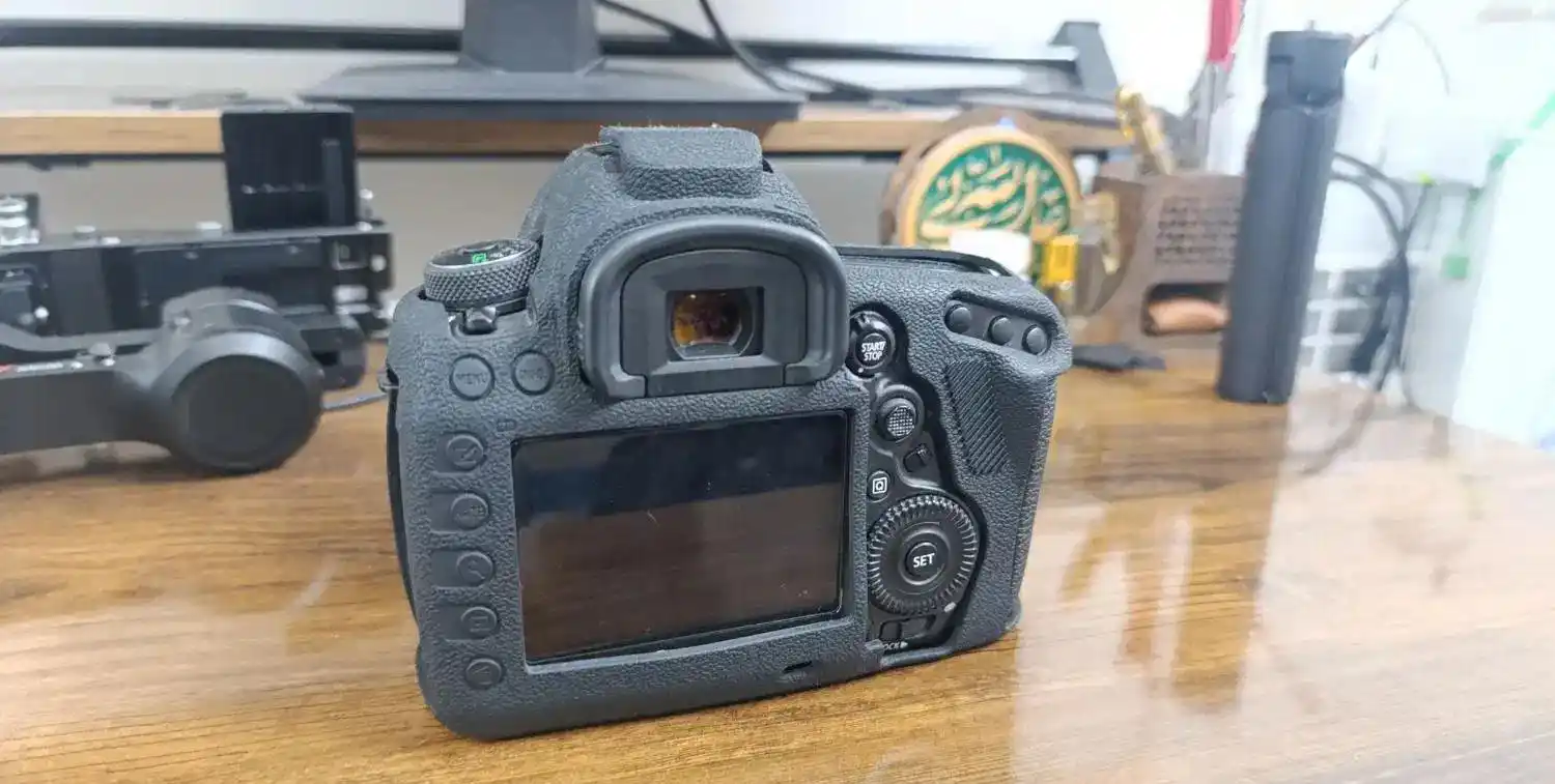 دوربین کنون فایو دی canon 5D با لنز پنجاه فیکس ۱.۸ دست دو