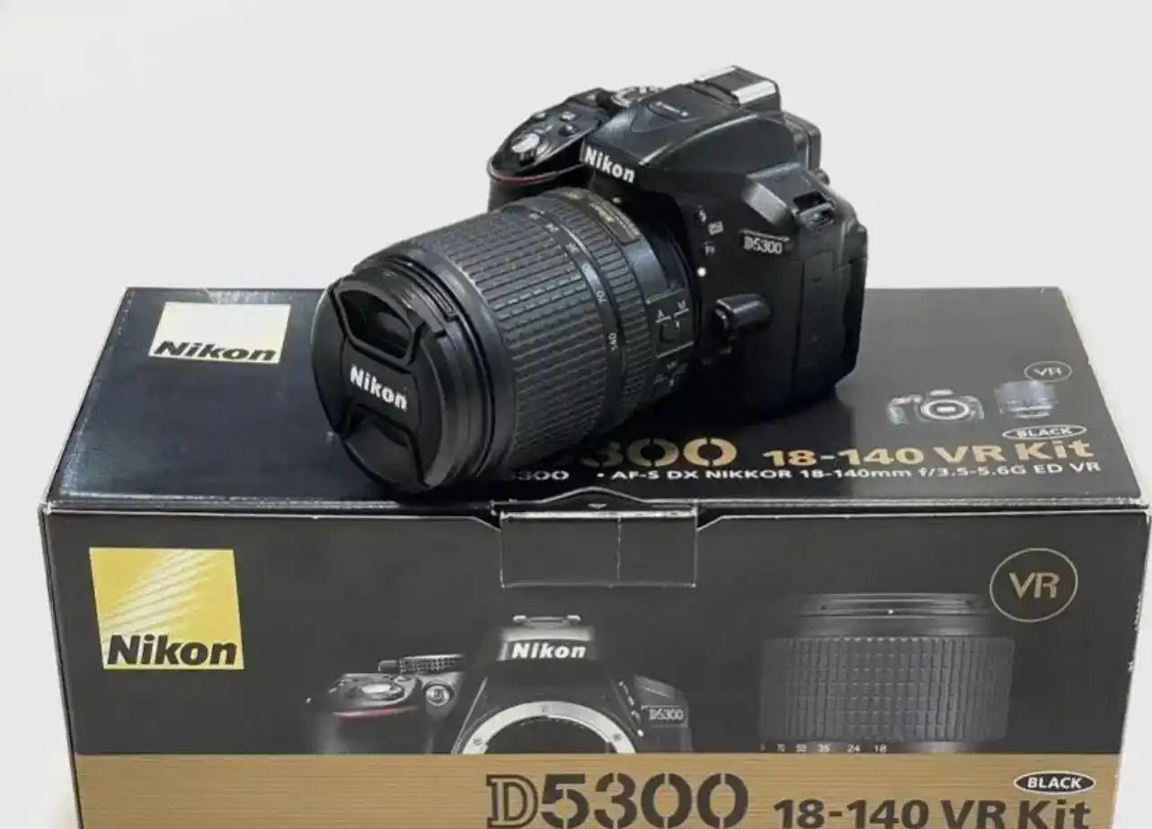 دوربین نیکون در حد نو D 5300 به همراه لنز ۱۸.۱۴۰ دست دو