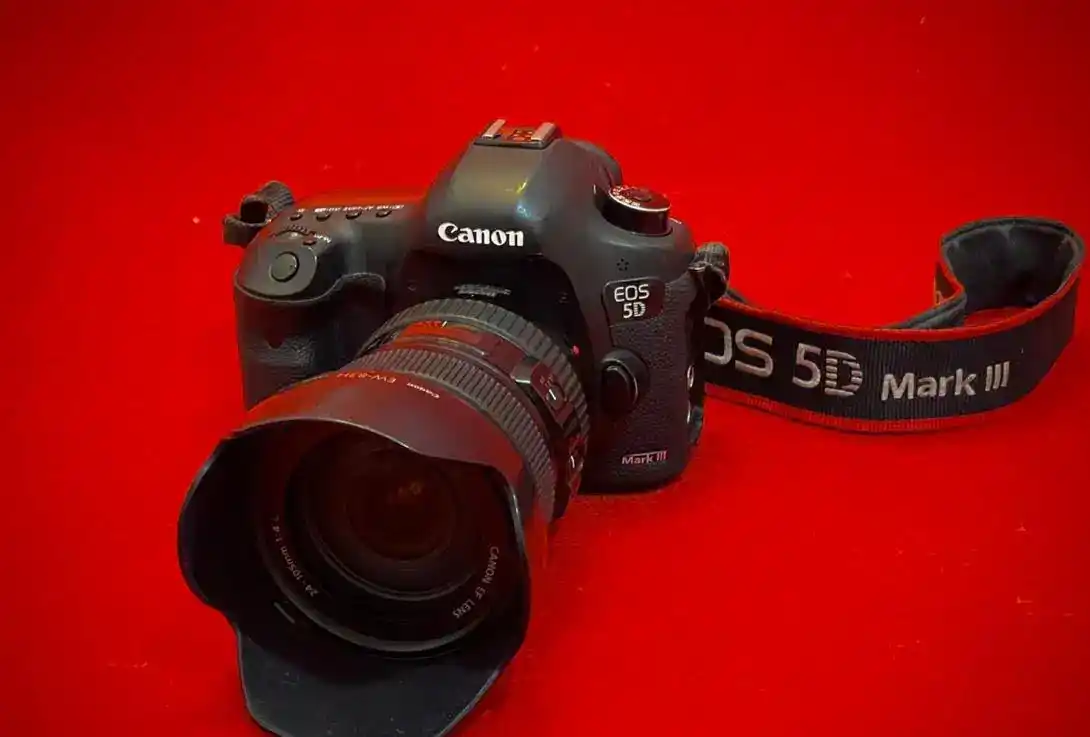 دوربین کانن 5D Mark III با لنز دست دو
