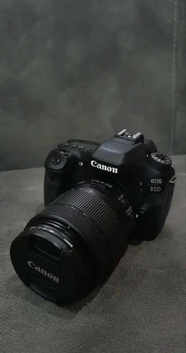 دوربین canon 80D همراه با لنز 135-18 بسیار تمیز دست دو