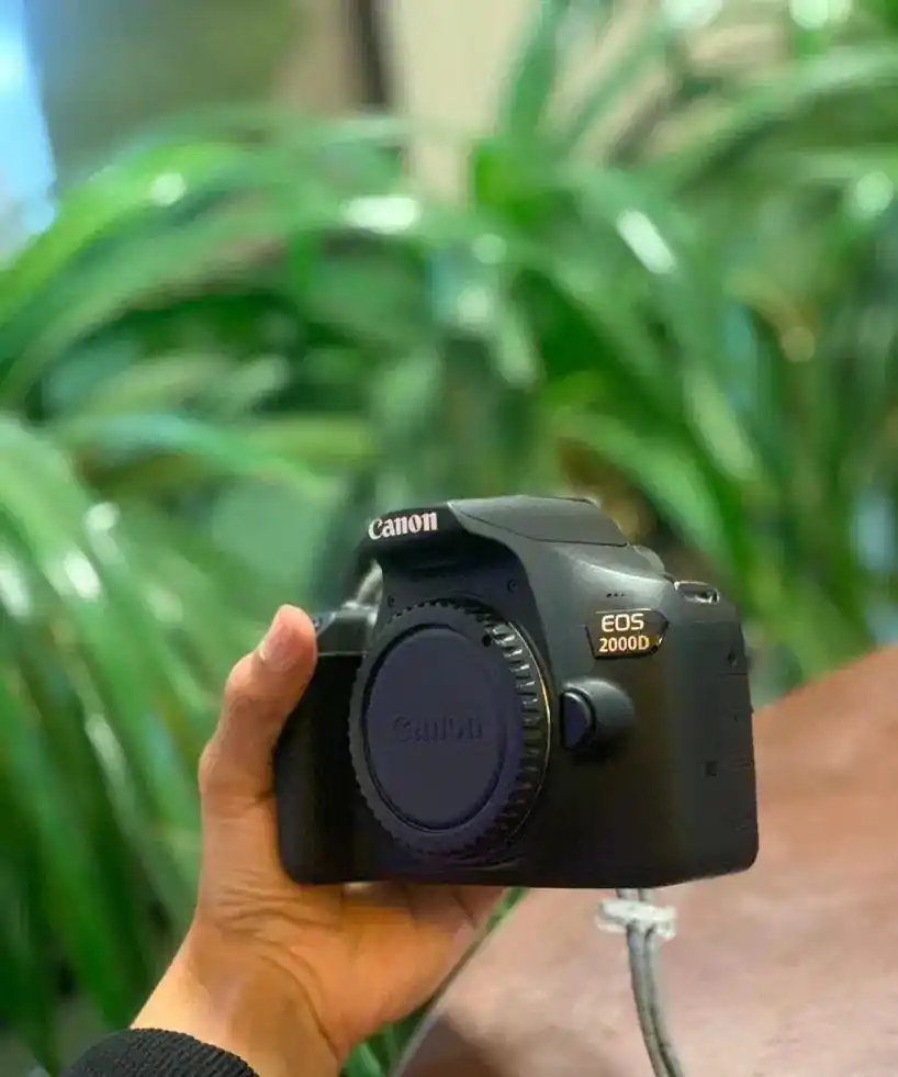 Canon 2000D بادی دست دو