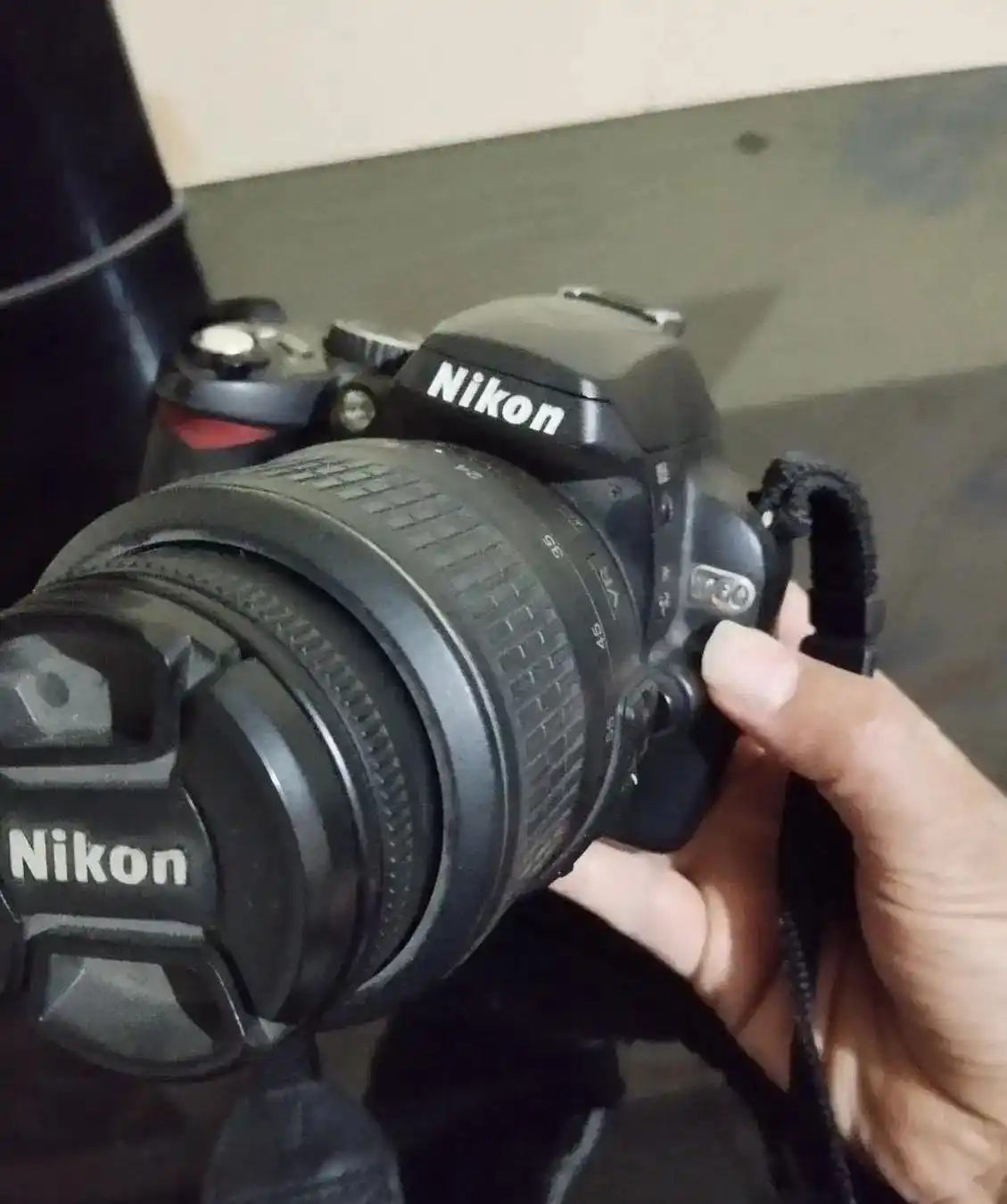 سه پایه و دوربین دست دو