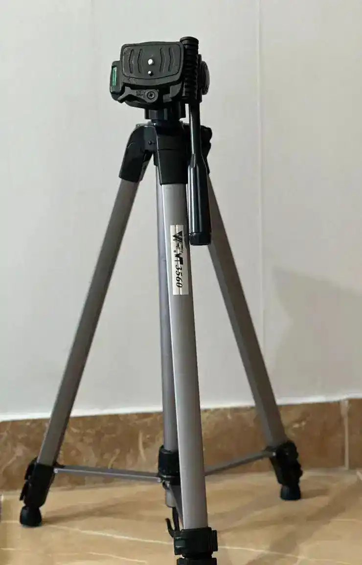 یک دستگاه دوربین عکاسی مدل ۷۰۰Dفرشی است دست دو