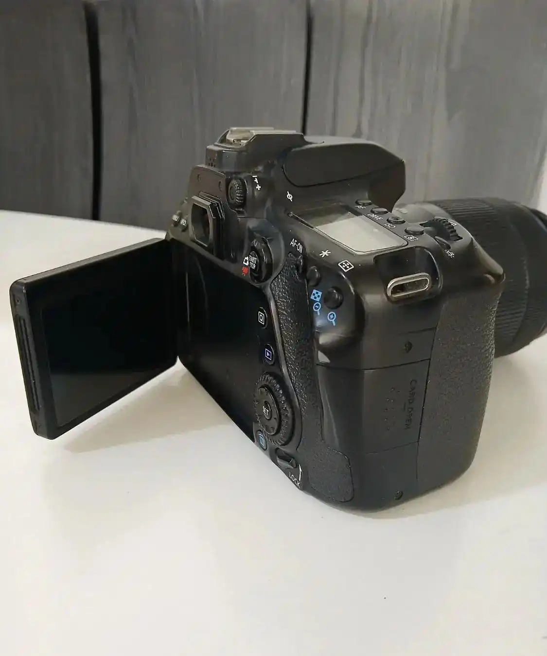 دوربین کنون 80d  با لنز 18-135 دست دو