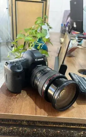 دوربین کنون 5d در حد نو دست دوم