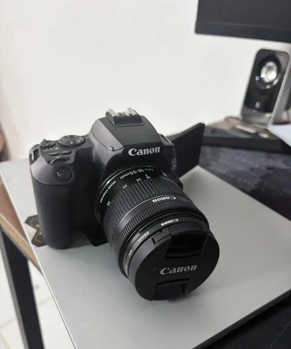 دوربین 250d  is canon دست دو
