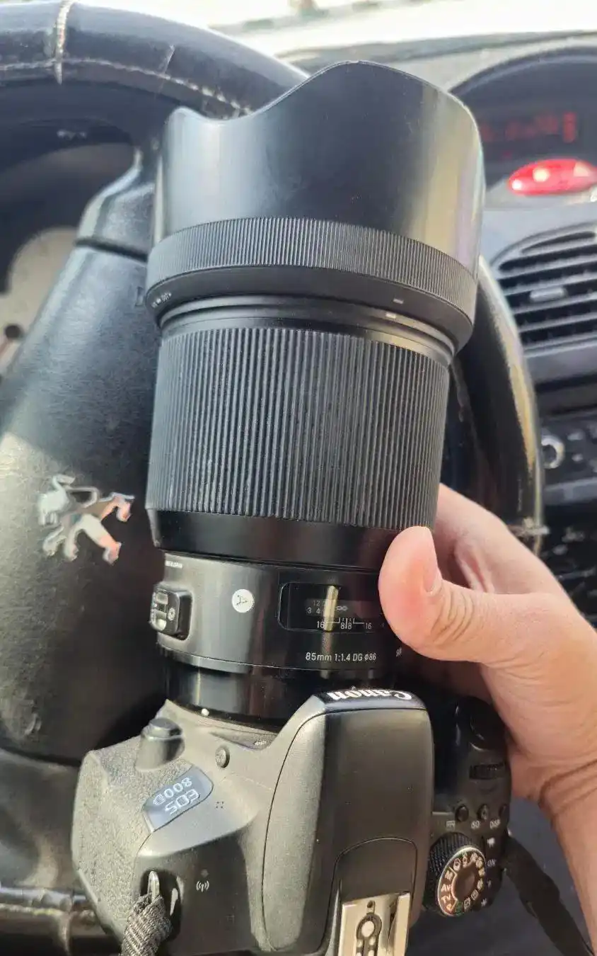 لنز سیگما ۸۵ کنون و دوربین 800d کنون دست دو