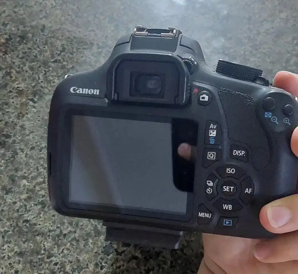 دوربین عکاسی کانن1200D دست دو