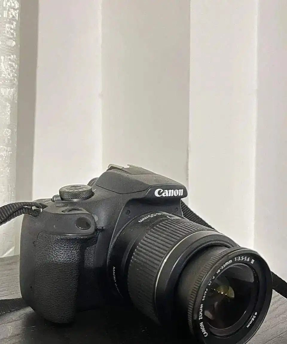 دوربین کنونcanon 2000D دست دو