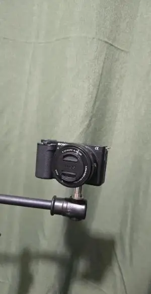 دوربین کارکرده Sony zv-e10 با لنز کیت ۵۰ـ۱۶ و فیلتر uv همراه با گارانتی طلایی دست دوم