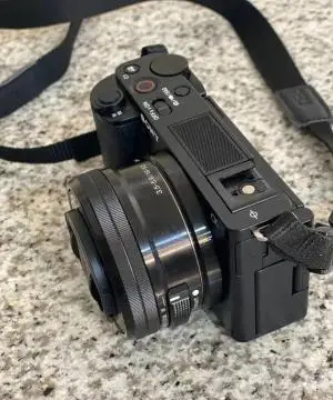دوربین کارکرده Sony zv-e10 با لنز کیت ۵۰ـ۱۶ و فیلتر uv همراه با گارانتی طلایی دست دوم